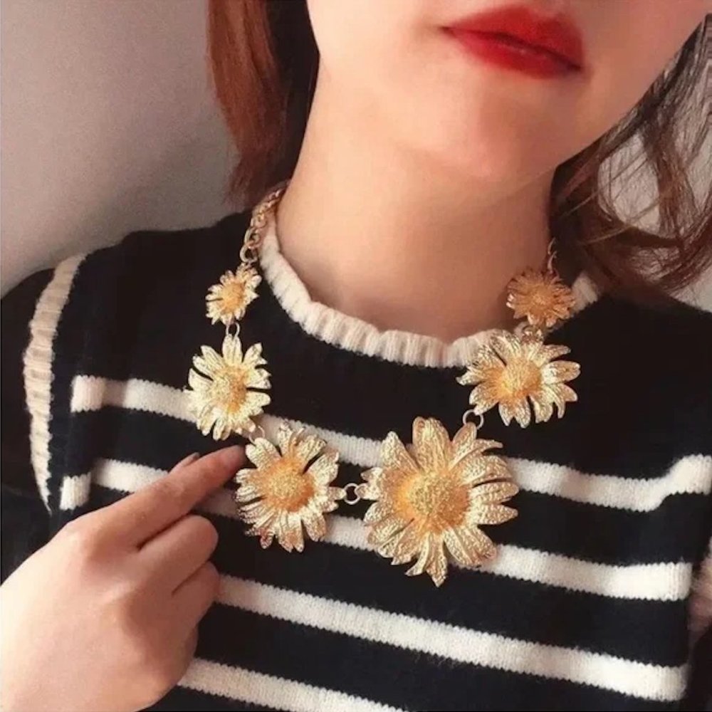 BLOGGER'S FAVE! Zara 2 Piece Set Daisy Earrings And Daisy Necklace NWT - Picture 3 of 16